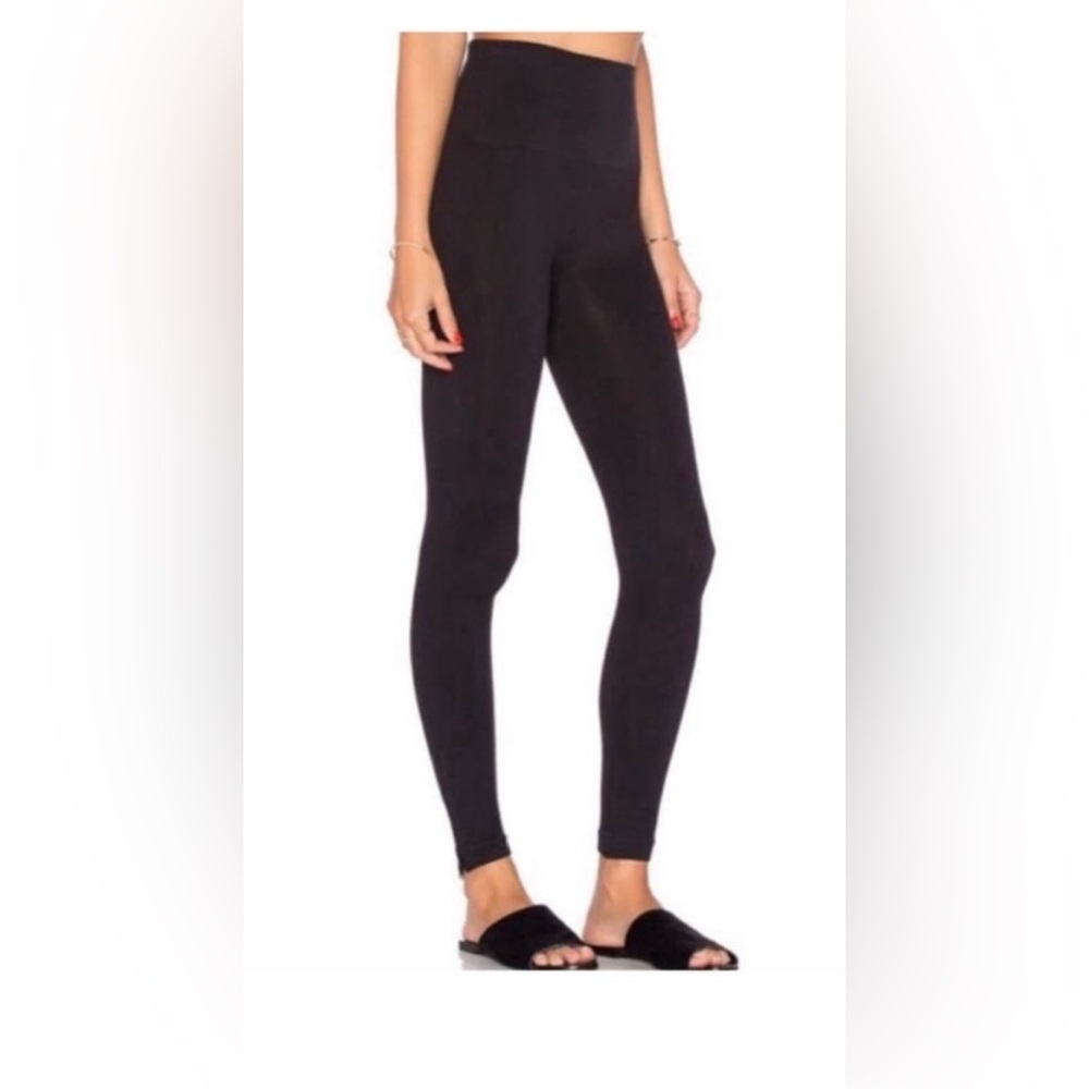 SPANX black leggings. Women size Medium.‎
